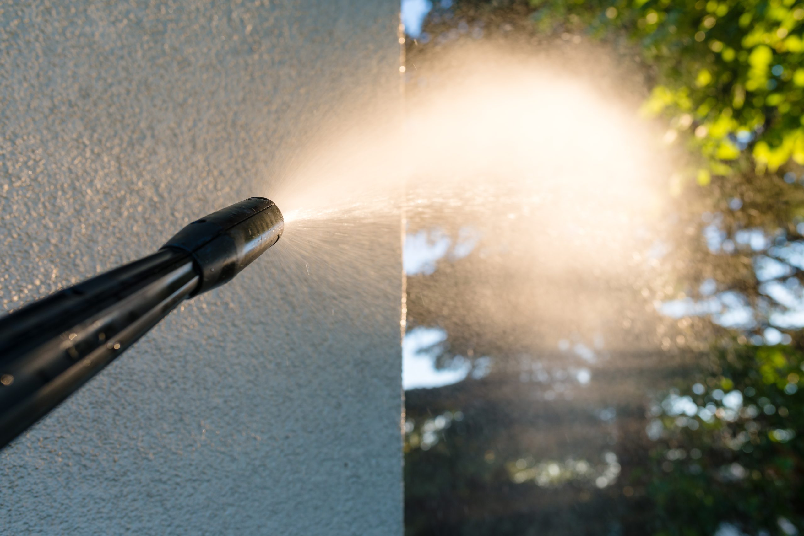 Power,Washing,The,Wall,-,Cleaning,The,Facade,Of,The Nettoyage de la façade d'une maison
