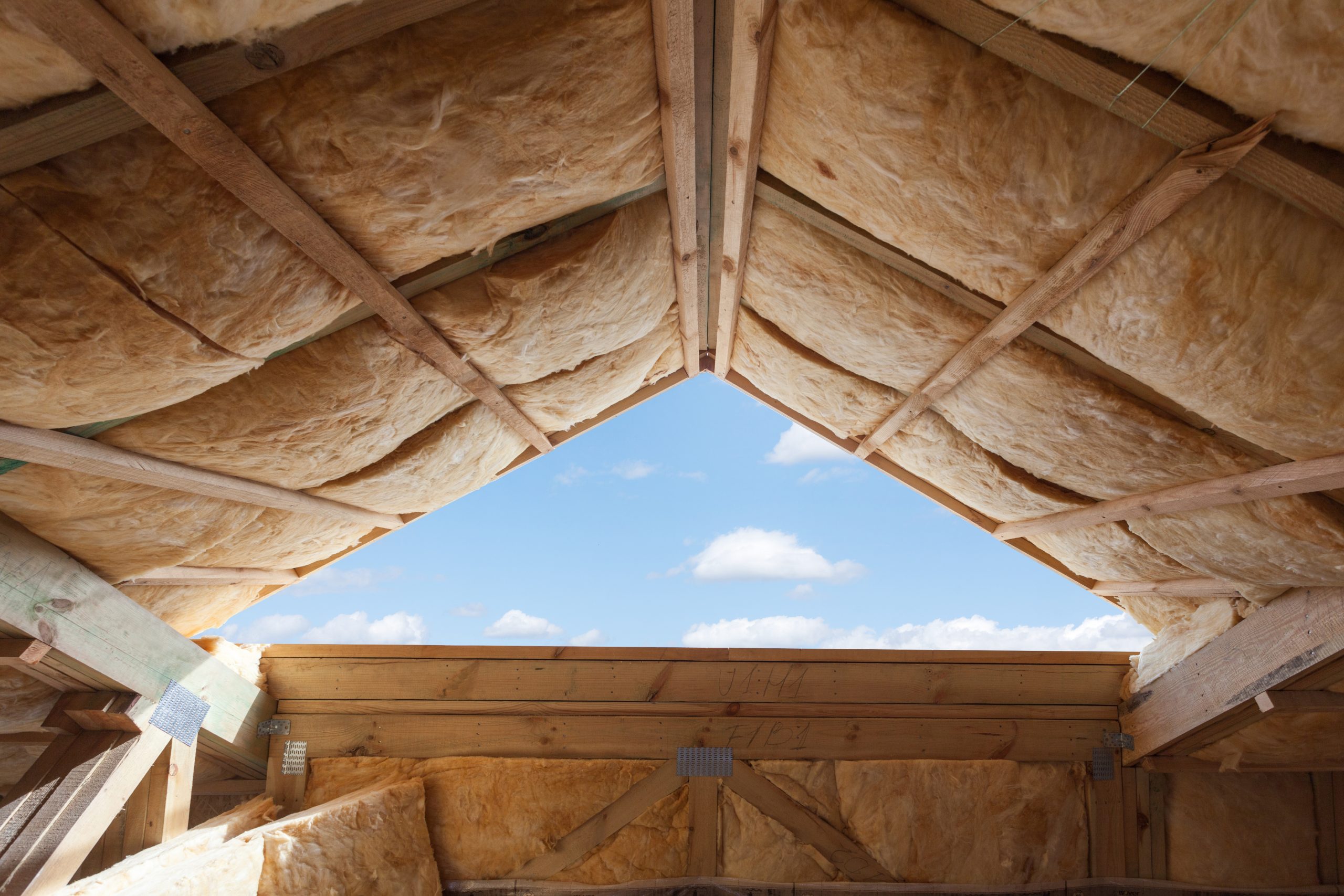Fibreglass,Insulation,Installed,In,The,Sloping,Ceiling,Of,A,New isolation combles toiture mal isolée